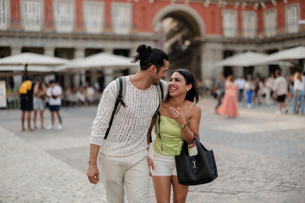 pareja abrazada caminando en plaza mayor