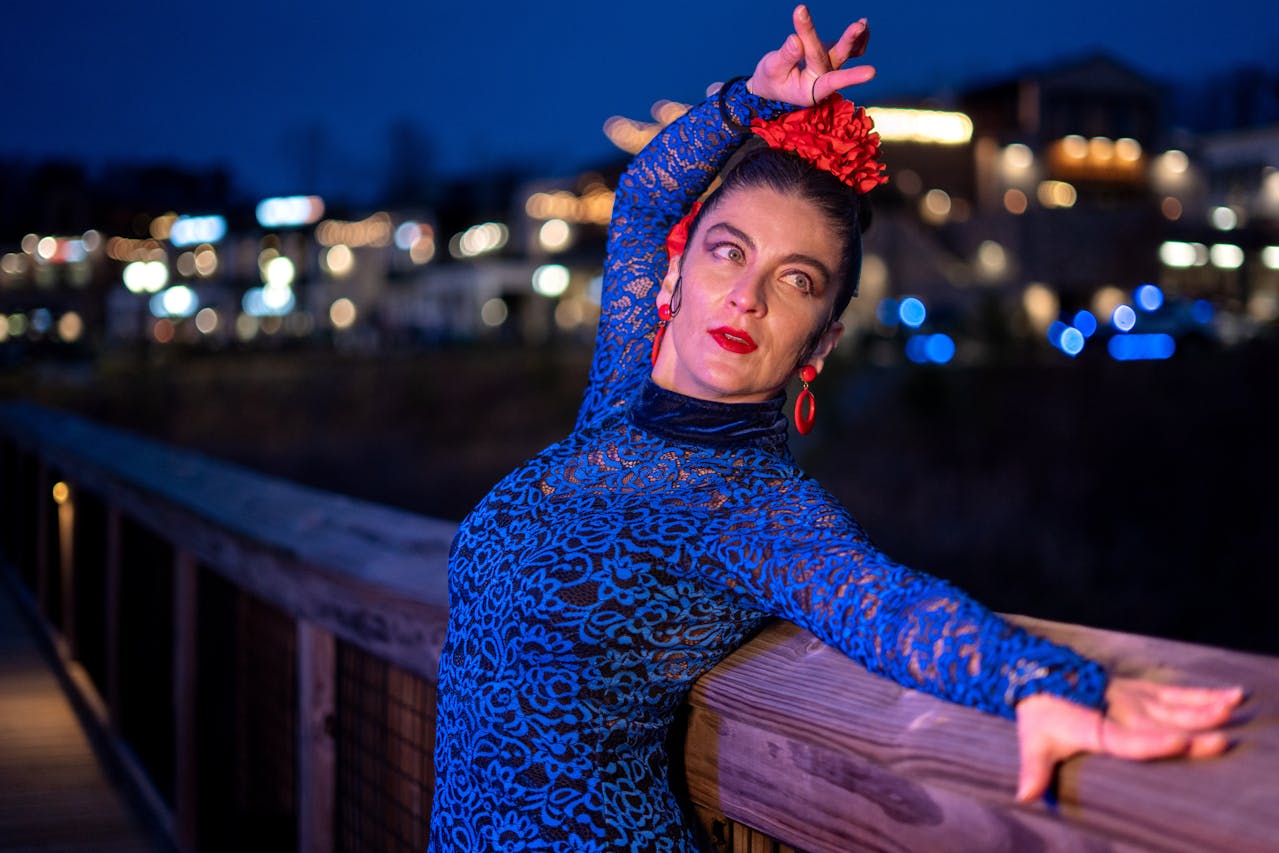 mujer con vestimenta flamenca