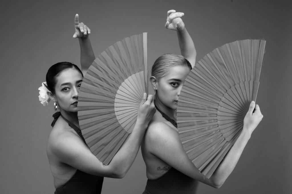 mujeres bailando flamenco