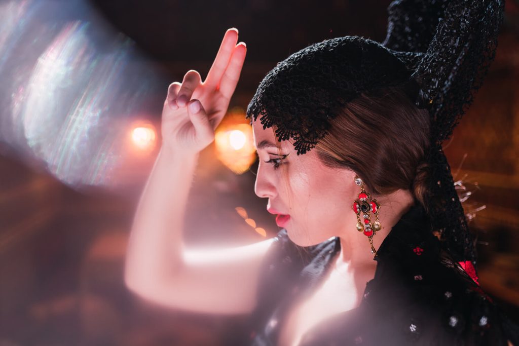 bailaora de flamenco vestida de negro